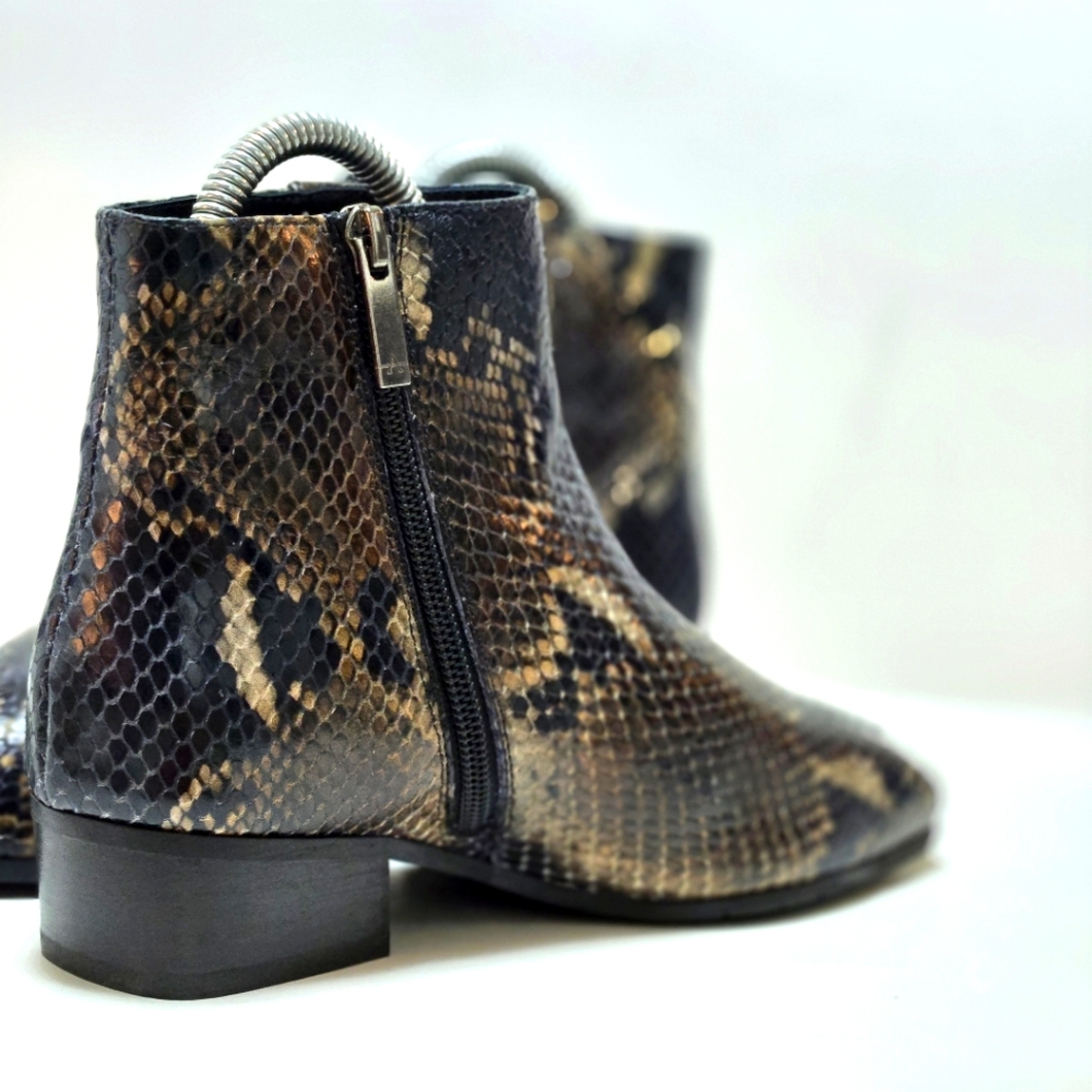Aquaitalia womens waterproof boots, size 6M. - Picture 2 of 8